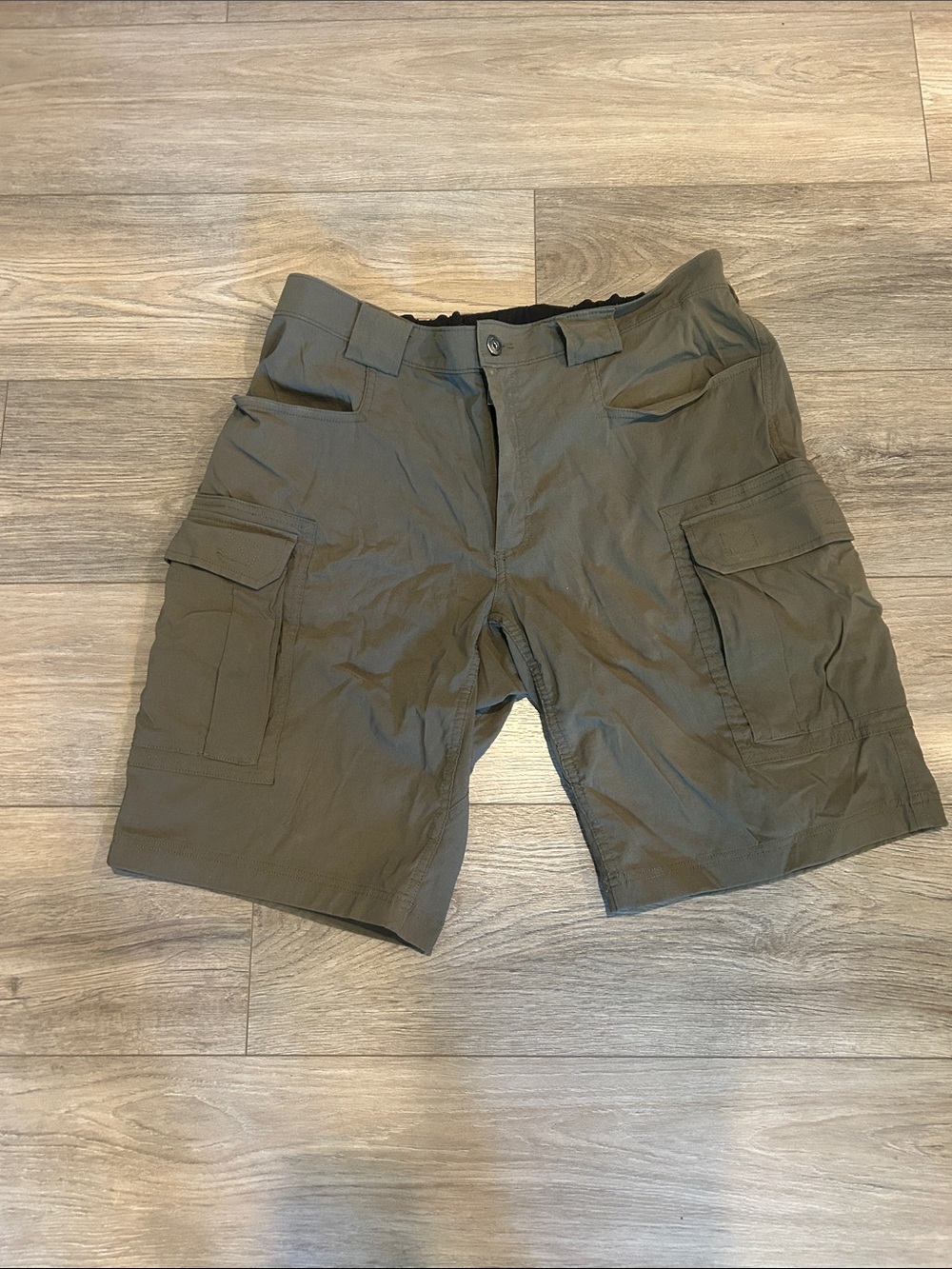 Duluth Trading Co Olive Green Utility Cargo Shorts with Flap Pockets Size Large